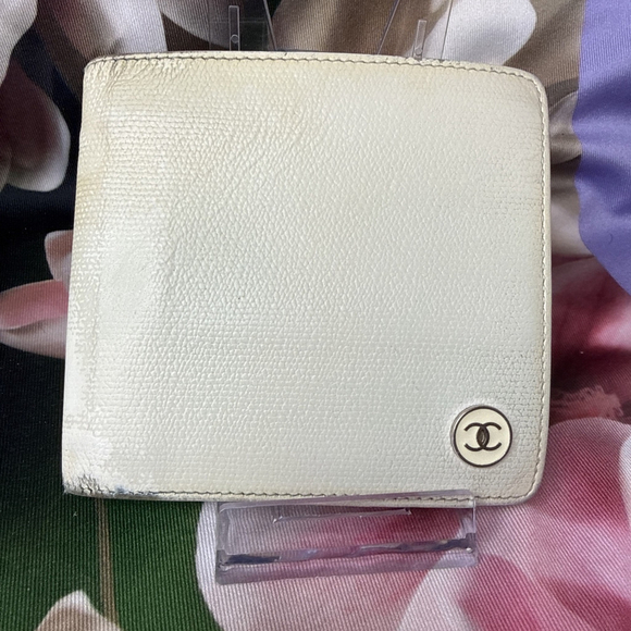 CHANEL Handbags - Chanel Caviar Leather Skin Coco Chanel Bi Fold Beige Wallet Vintage Authentic